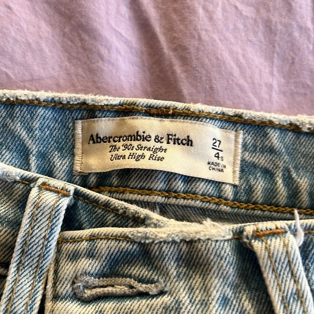 Abercrombie Ultra High Rise 90s Straight Jean - Picture 3 of 3